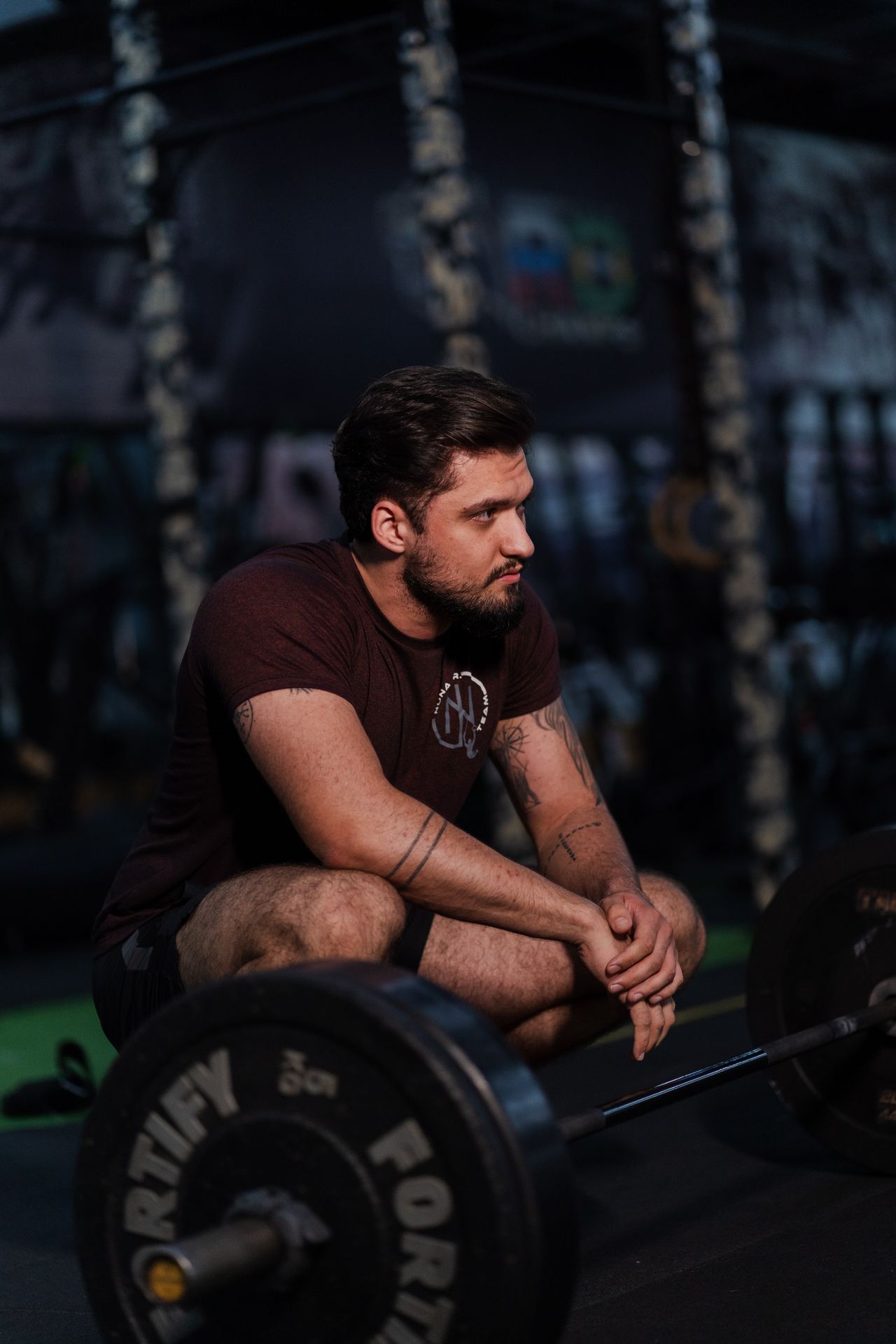Person resting after weight training in a gymt